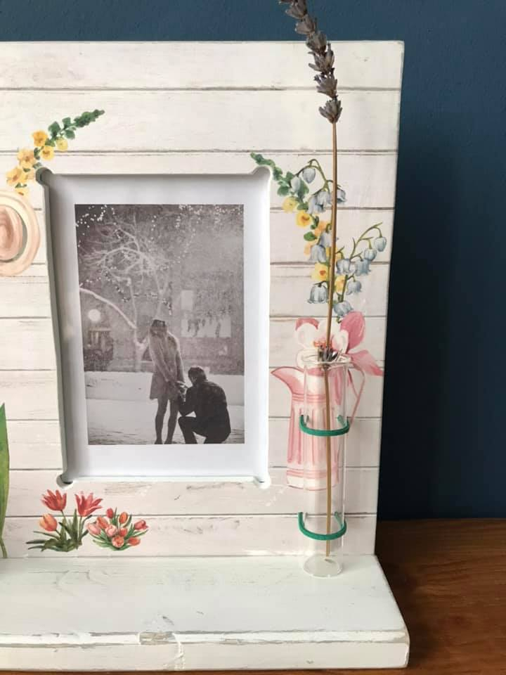 Calendar perpetuu cu ceas, ramă foto și eprubetă, model Lalele [4]