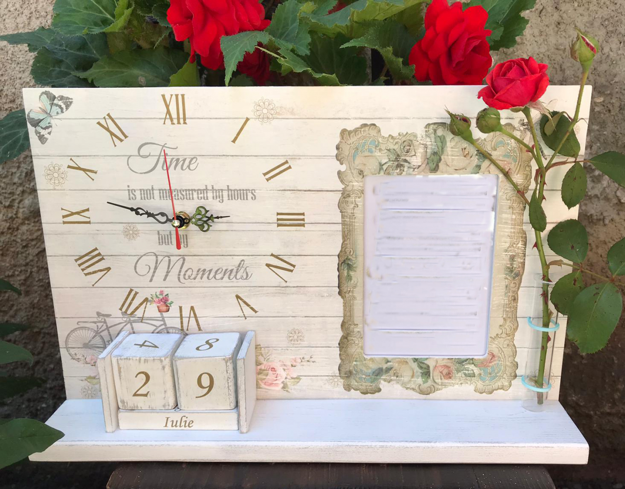 Calendar vintage cu ceas, ramă foto și eprubetă [1]