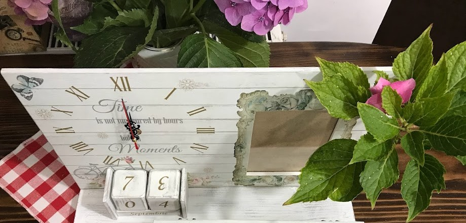 Calendar vintage cu ceas, ramă foto și eprubetă [3]