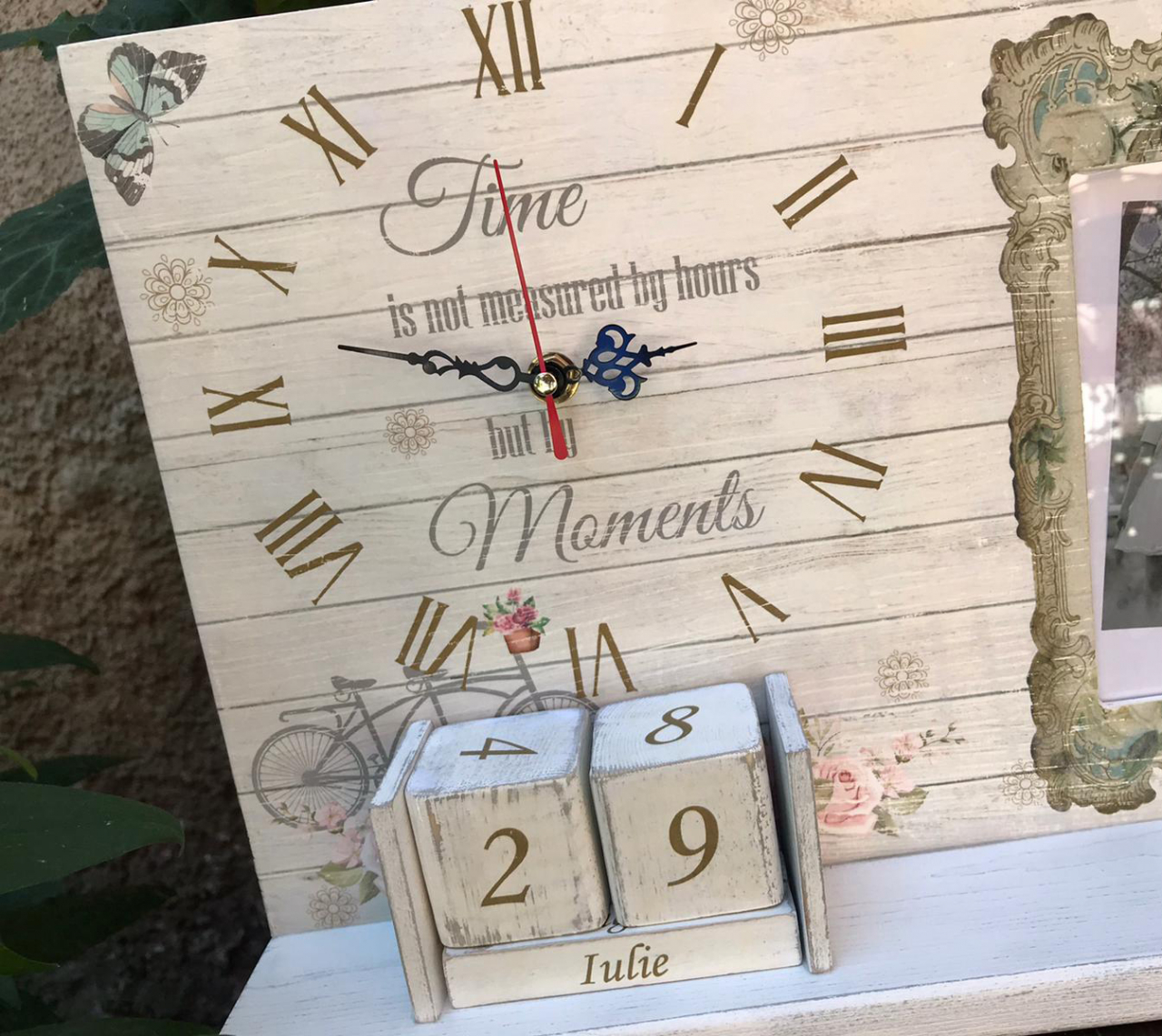 Calendar vintage cu ceas, ramă foto și eprubetă [4]