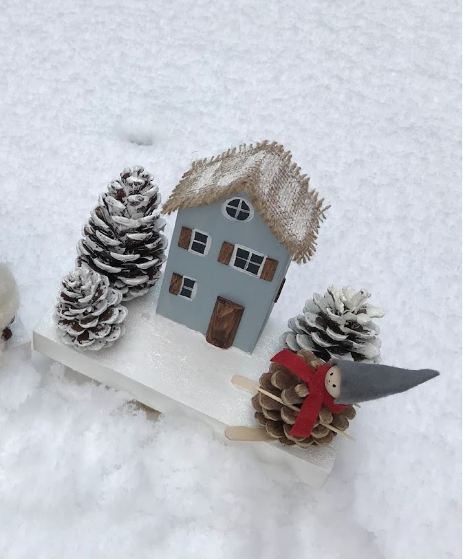 Decorațiune handmade căsuță din lemn [4]