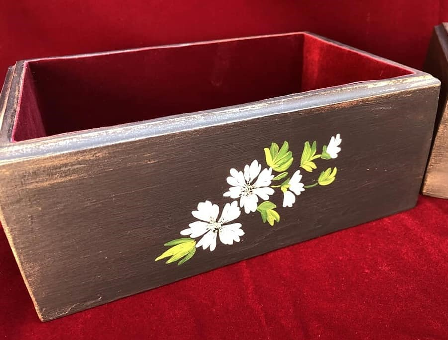 Cutie neagră pictată cu flori [1]