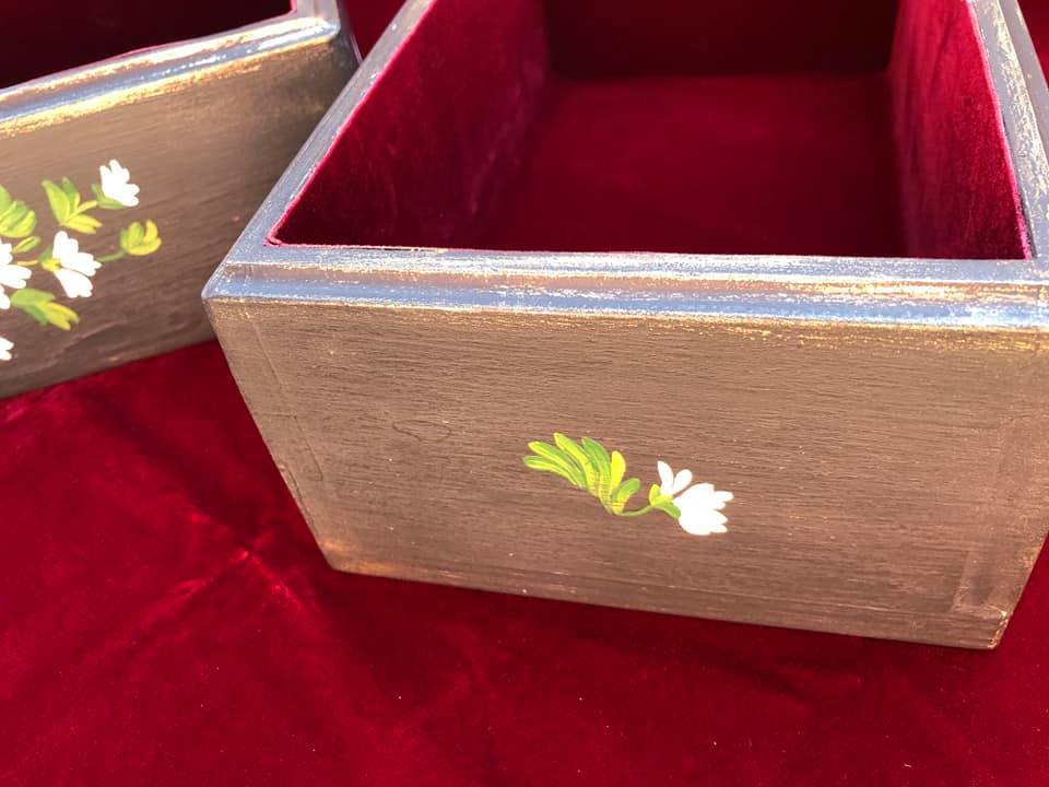 Cutie neagră pictată cu flori [5]