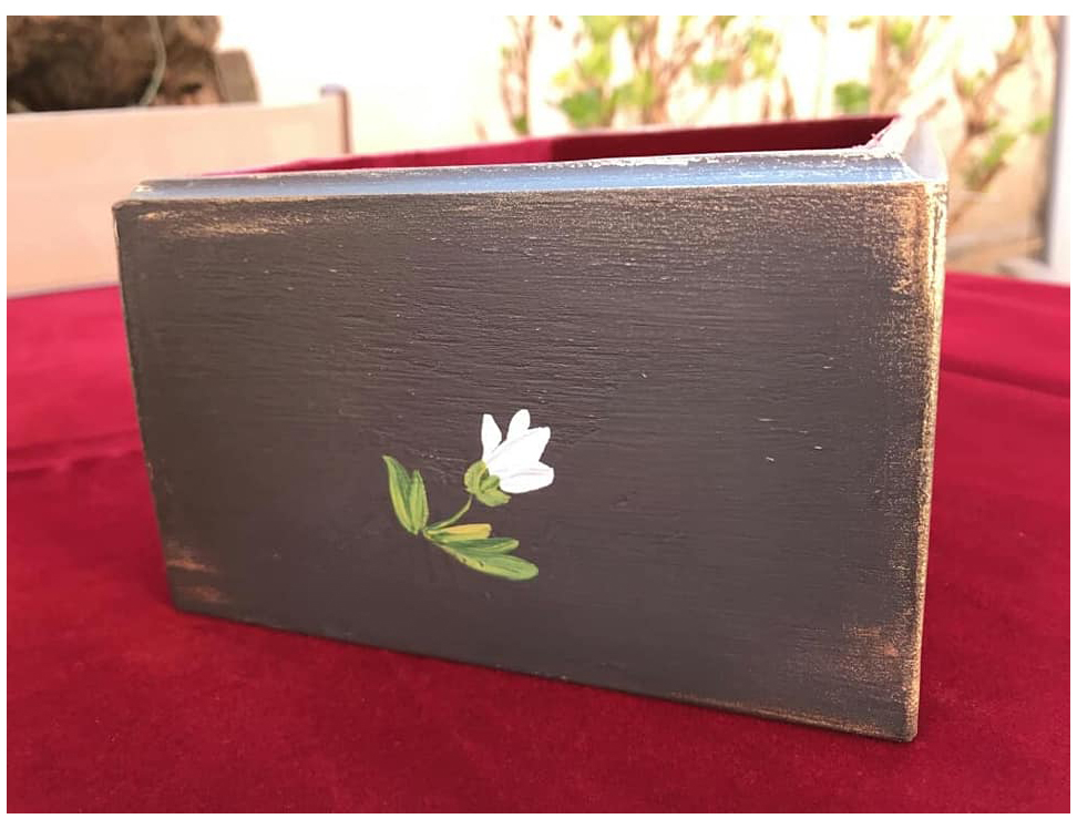 Cutie neagră pictată cu flori [2]