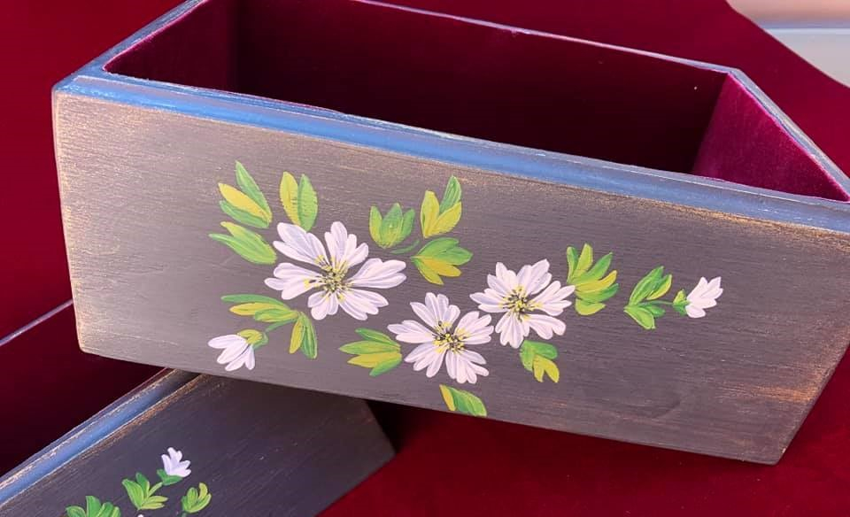 Cutie neagră pictată cu flori [4]