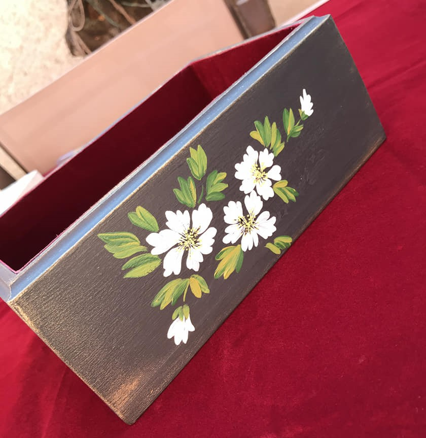 Cutie neagră pictată cu flori [6]