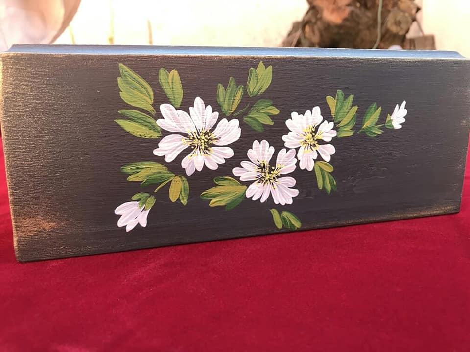 Cutie neagră pictată cu flori [3]