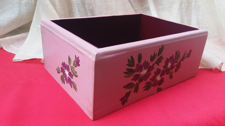 Cutie roz pictată cu flori [6]