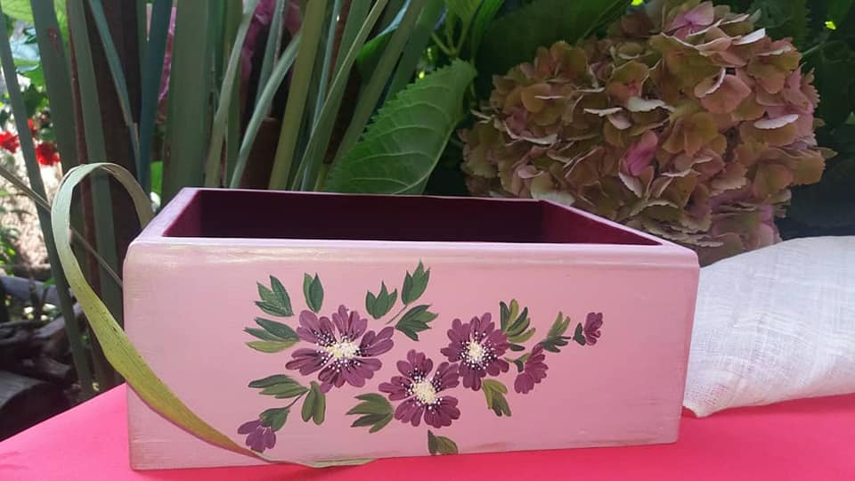 Cutie roz pictată cu flori [1]