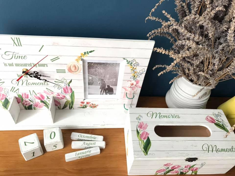 Set format din calendar perpetuu cu ceas, ramă foto, eprubetă și suport șervețele, model Lalele [5]