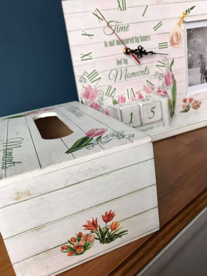 Set format din calendar perpetuu cu ceas, ramă foto, eprubetă și suport șervețele, model Lalele [3]