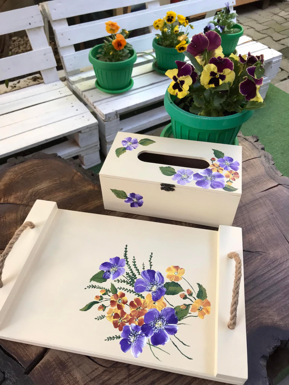 Set pictat manual cu flori, format din tavă și suport șervețele [1]