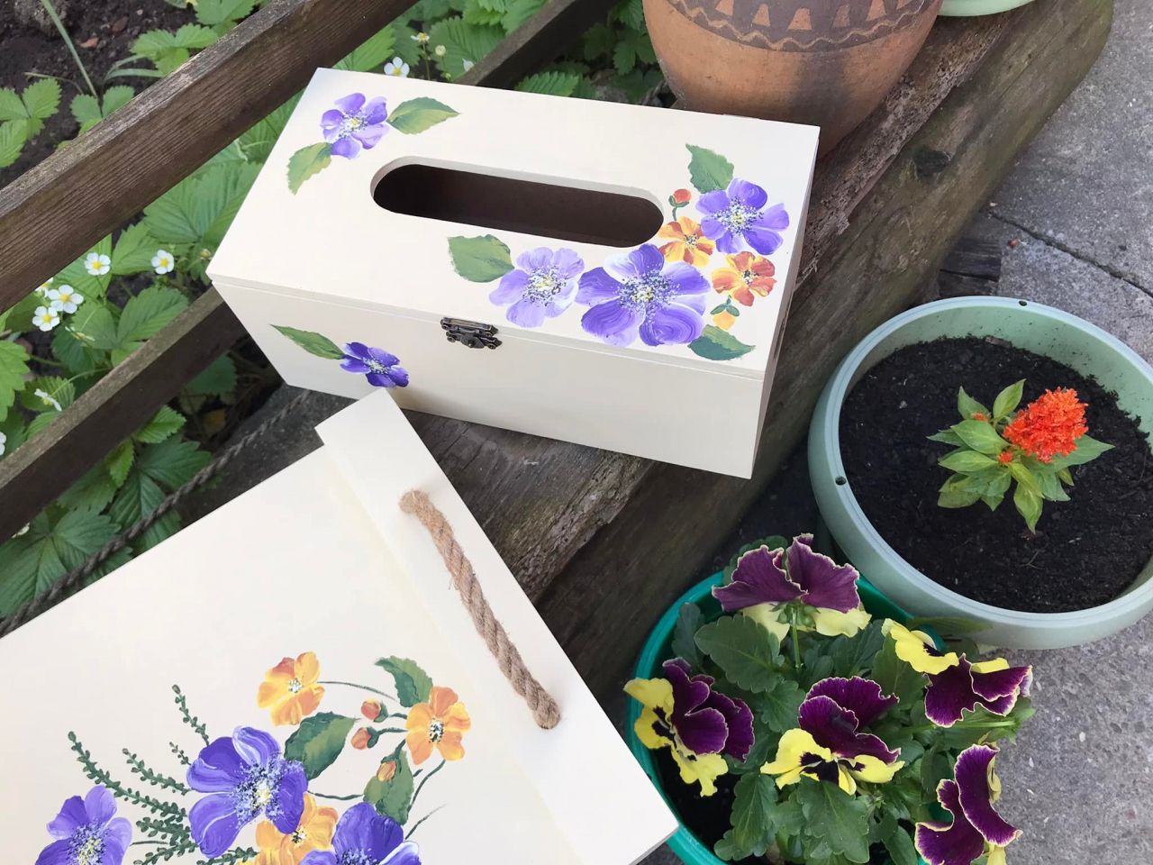 Set pictat manual cu flori, format din tavă și suport șervețele [3]