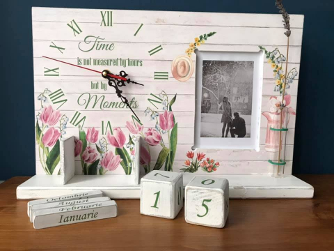 Decorațiuni cu ceas - Calendar perpetuu cu ceas, ramă foto și eprubetă, model Lalele