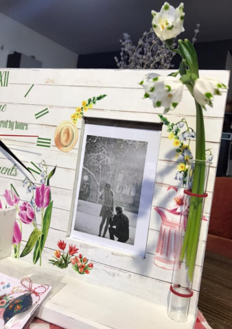 Calendar perpetuu cu ceas, ramă foto și eprubetă, model Lalele [4]