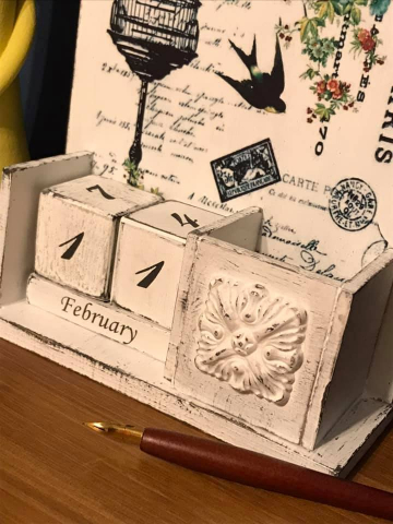 Calendar perpetuu cu suport pentru instrumente de scris, handmade, model Colivie [2]