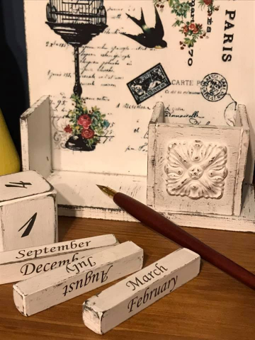 Calendar perpetuu cu suport pentru instrumente de scris, handmade, model Colivie [3]