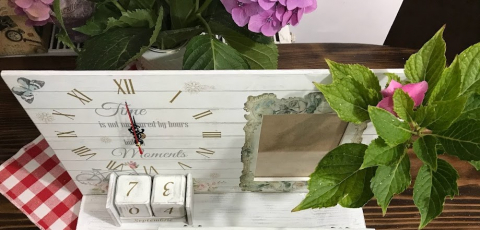 Calendar vintage cu ceas, ramă foto și eprubetă [2]