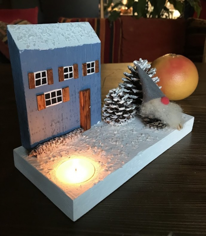 Decorațiune căsuță din lemn cu suport lumânare [2]