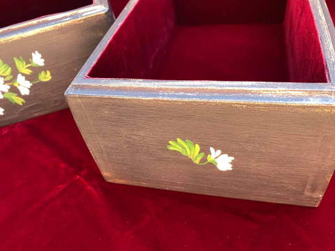 Cutie neagră pictată cu flori [4]