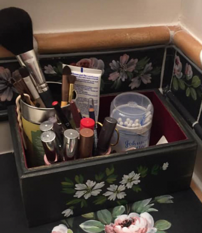 Cutie neagră pictată cu flori [6]