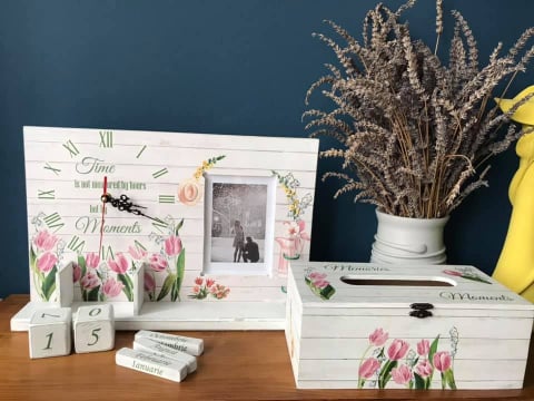 Decorațiuni cu ceas - Set format din calendar perpetuu cu ceas, ramă foto, eprubetă și suport șervețele, model Lalele