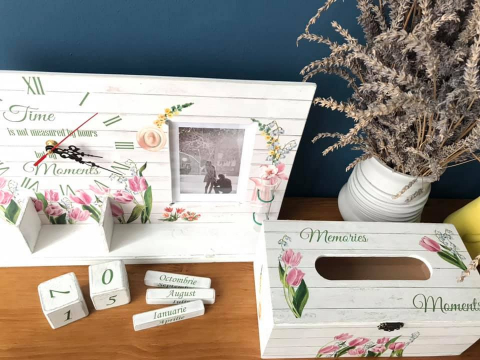 Set format din calendar perpetuu cu ceas, ramă foto, eprubetă și suport șervețele, model Lalele [4]