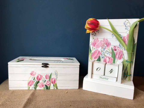 Seturi cadou - Set Lalele format din calendar perpetuu cu eprubetă și suport șervețele