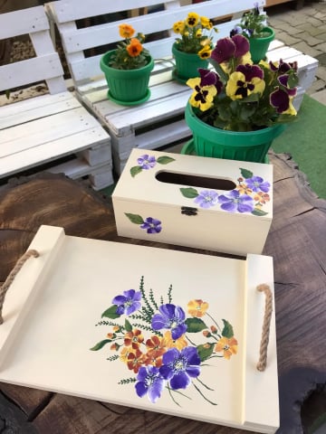 Seturi cadou - Set pictat manual cu flori, format din tavă și suport șervețele