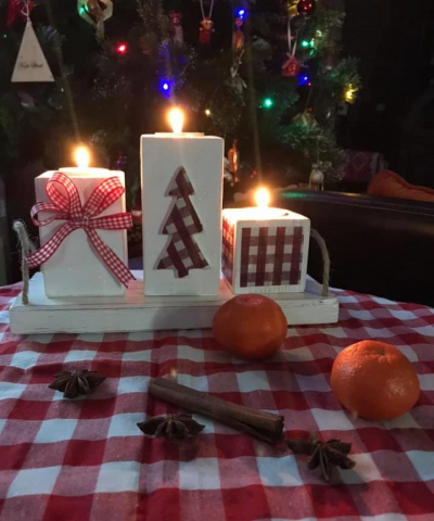 Decorațiuni pentru sărbători - Set suport pentru lumânări, cu tăviță, model Carouri