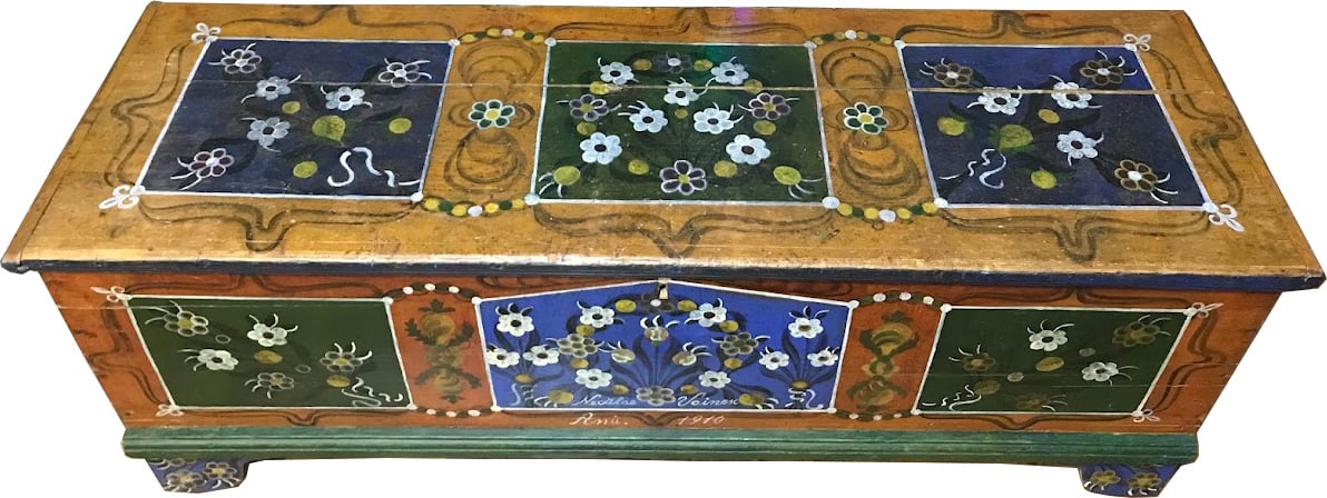 Restaurare ladă de zestre românească pictată zona Moieciu