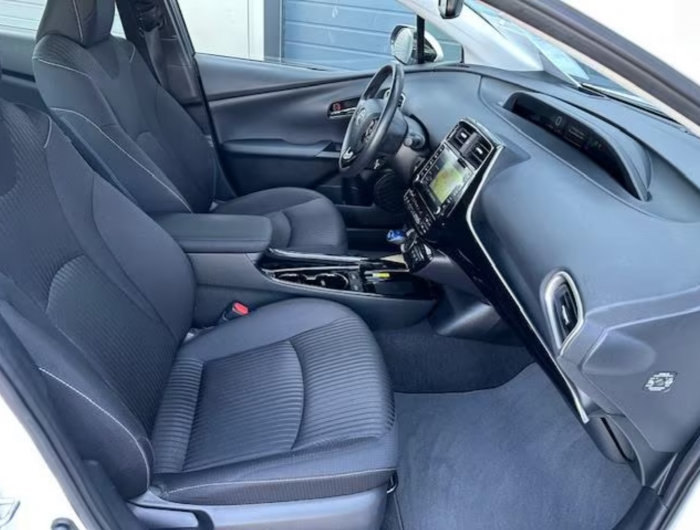 Toyota Prius Plug-in Hybrid Comfort [17]