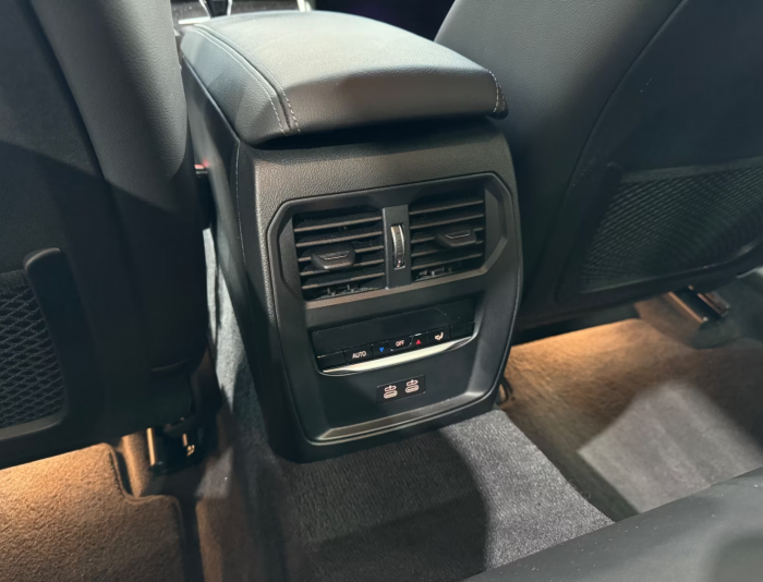 BMW 330 e Luxury Line [16]