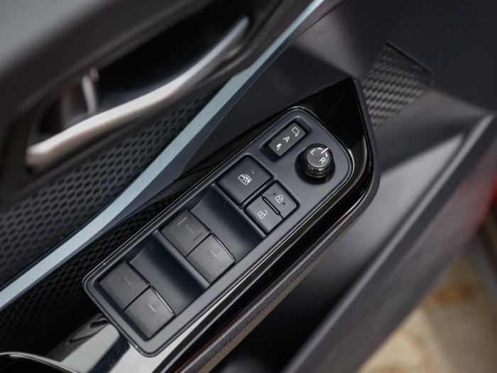 Toyota C-HR 2.0 HYBRID [10]