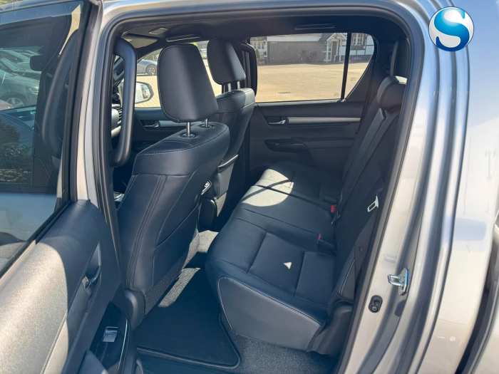 Toyota Hilux INVINCIBLE MY25 [9]