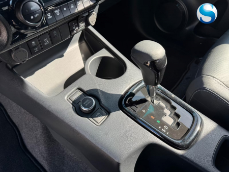 Toyota Hilux INVINCIBLE MY25 [6]