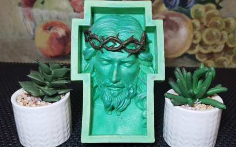 Articole Spirituale - Sculptură artizanală în ceară „Iisus cu coroană de spini” – obiect decorativ spiritual