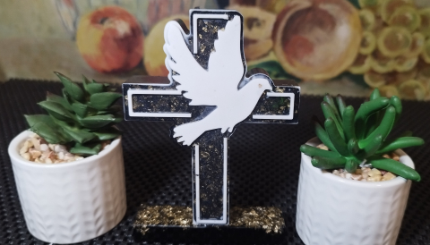 Articole Spirituale - Statuetă artizanală „Simbolul Păcii” – cruce din rășină neagră cu inserții aurii și porumbel alb