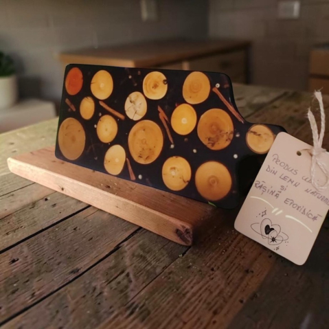 Produse - Tocător artizanal „Mozaic Forestier” – realizat manual din felii de lemn și rășină premium