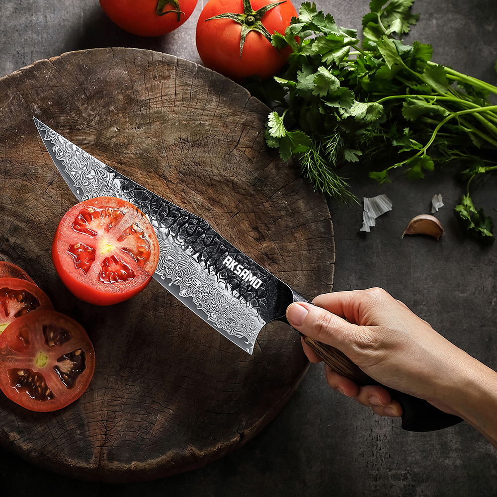 Cuțit Bucătar Profesional AKSAMO 8.5” – Damascus 67 Straturi, Lamă Forjată, Mâner din Stejar Alb Ars, Inserții G10 Roșii, Finisaj Negru Titan Stone-Wash [5]