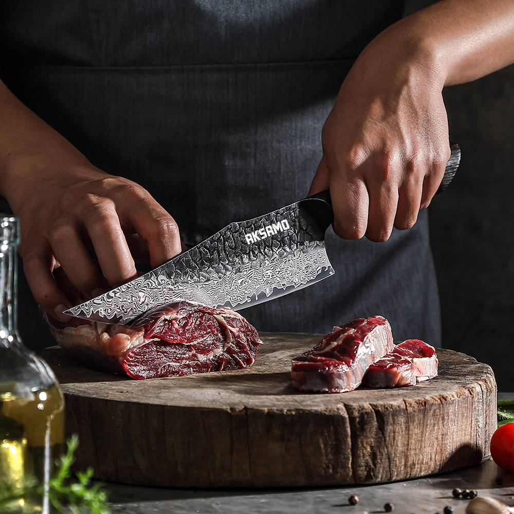 Cuțit Bucătar Profesional AKSAMO 8.5” – Damascus 67 Straturi, Lamă Forjată, Mâner din Stejar Alb Ars, Inserții G10 Roșii, Finisaj Negru Titan Stone-Wash [2]