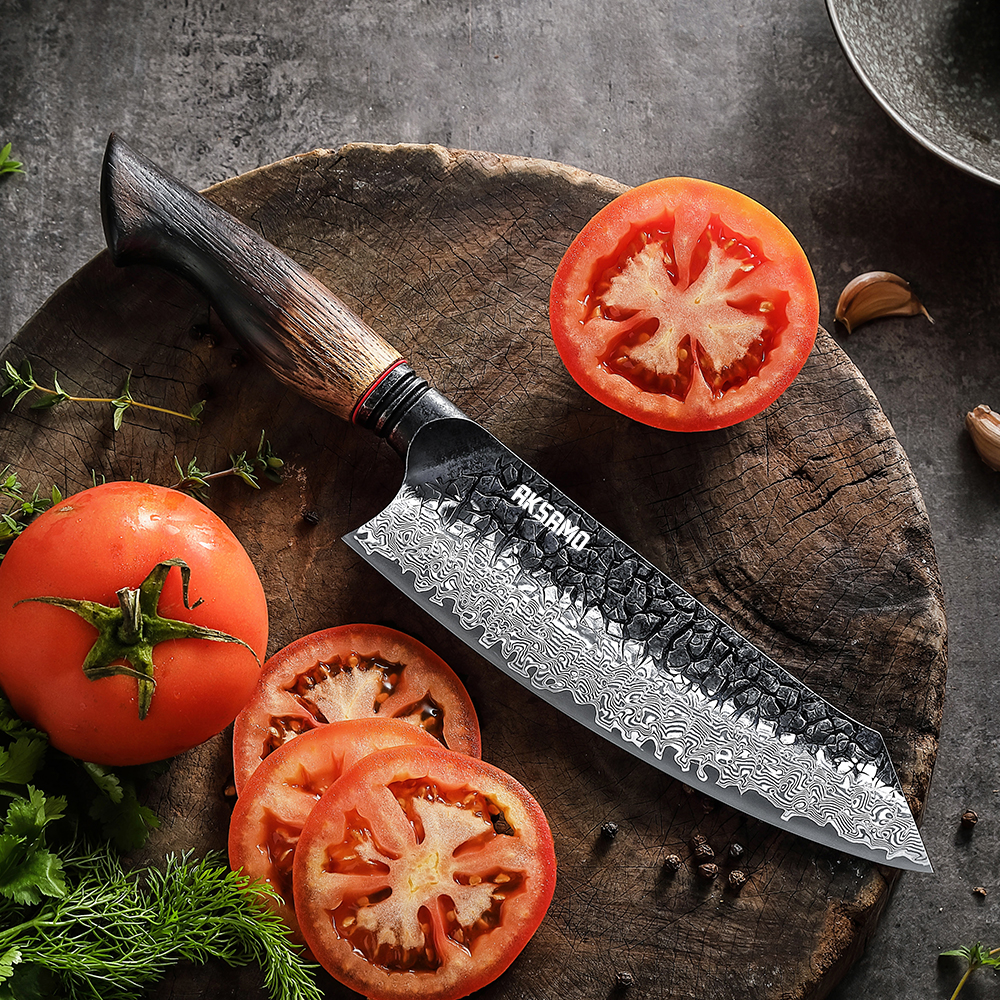 Cuțit Santoku Profesional AKSAMO 7.5"– Damascus 67 Straturi, Lamă Forjată, Mâner din Stejar Alb Ars, Inserții G10 Roșii, Finisaj Negru Titan Stone-Wash [4]