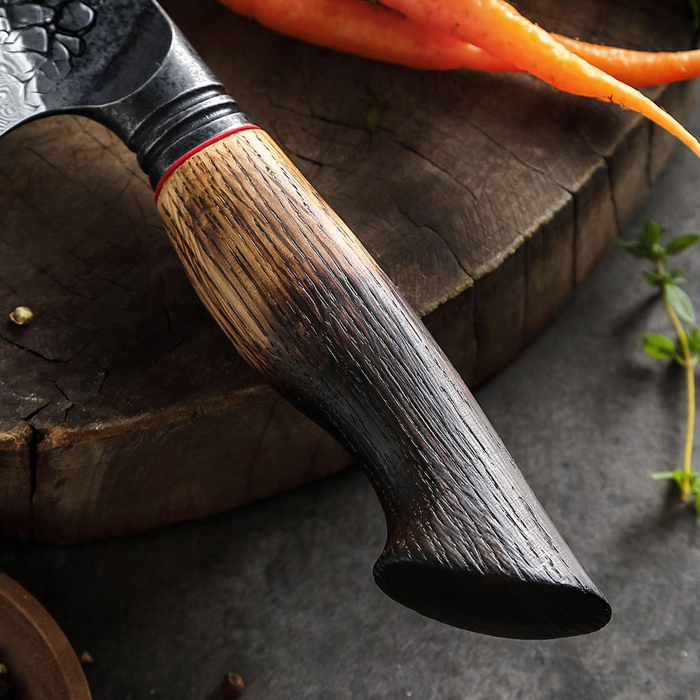 Cuțit Utility Profesional AKSAMO 5.5” – Damascus 67 Straturi, Lamă Forjată, Mâner din Stejar Alb Ars, Inserții G10 Roșii, Finisaj Negru Titan Stone-Wash [7]