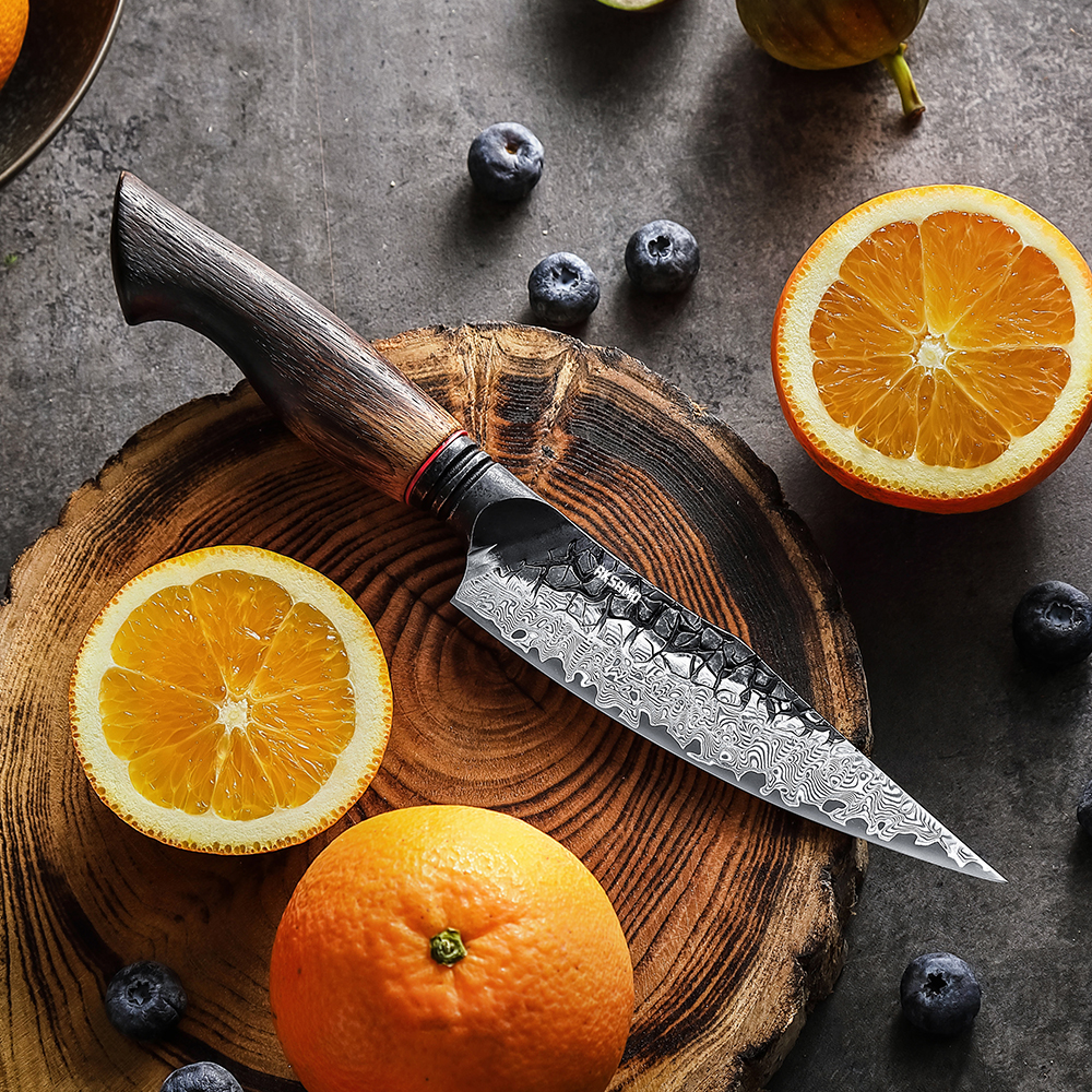 Cuțit Utility Profesional AKSAMO 5.5” – Damascus 67 Straturi, Lamă Forjată, Mâner din Stejar Alb Ars, Inserții G10 Roșii, Finisaj Negru Titan Stone-Wash [4]