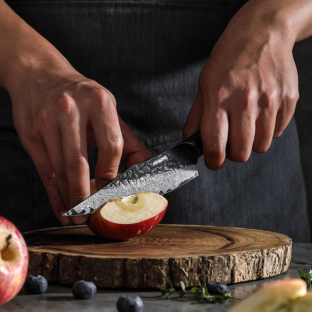 Cuțit Utility Profesional AKSAMO 5.5” – Damascus 67 Straturi, Lamă Forjată, Mâner din Stejar Alb Ars, Inserții G10 Roșii, Finisaj Negru Titan Stone-Wash [3]