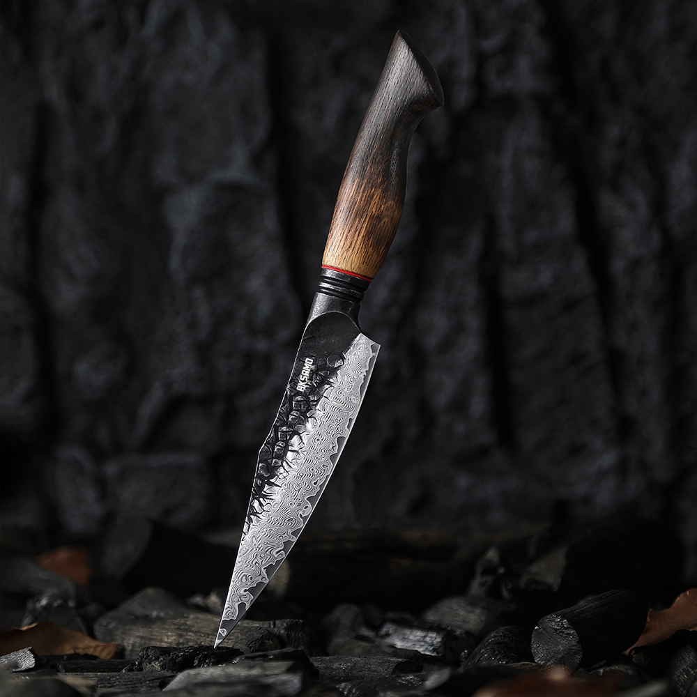 Cuțit Utility Profesional AKSAMO 5.5” – Damascus 67 Straturi, Lamă Forjată, Mâner din Stejar Alb Ars, Inserții G10 Roșii, Finisaj Negru Titan Stone-Wash [6]