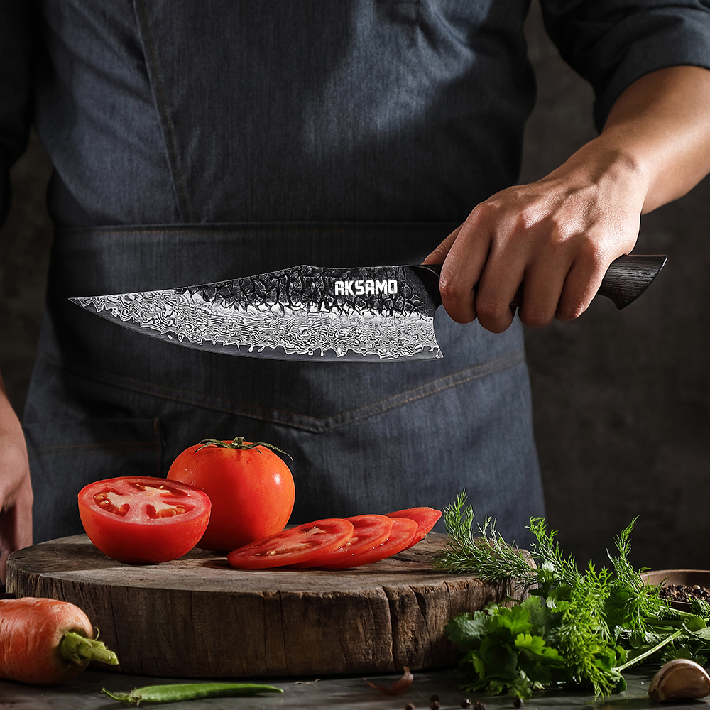 Cuțit Bucătar Profesional AKSAMO 8.5” – Damascus 67 Straturi, Lamă Forjată, Mâner din Stejar Alb Ars, Inserții G10 Roșii, Finisaj Negru Titan Stone-Wash [3]