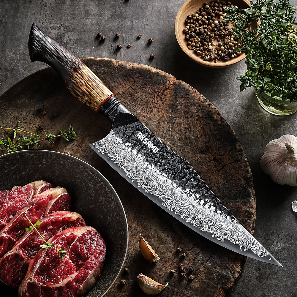 Cuțit Bucătar Profesional AKSAMO 8.5” – Damascus 67 Straturi, Lamă Forjată, Mâner din Stejar Alb Ars, Inserții G10 Roșii, Finisaj Negru Titan Stone-Wash [2]