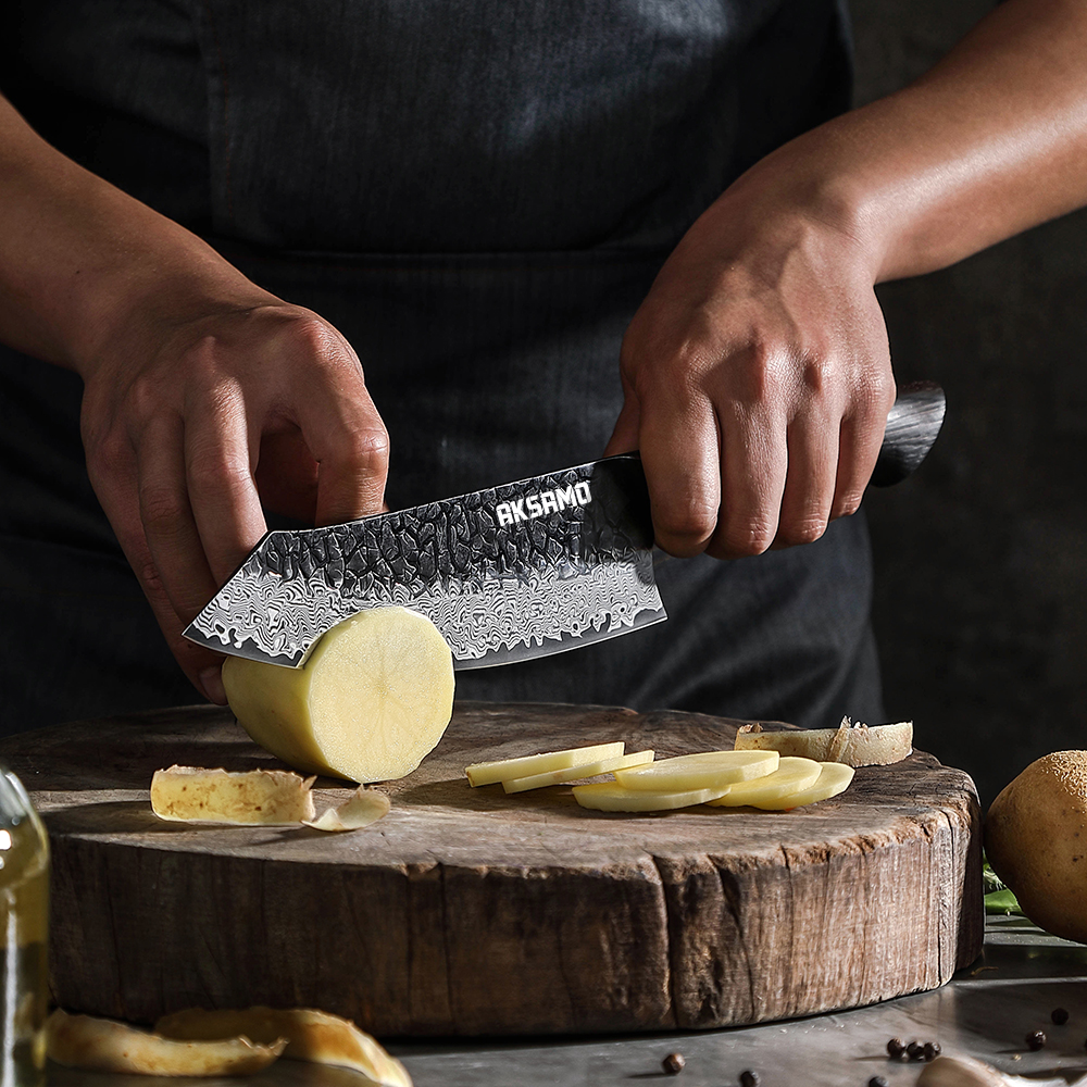 Cuțit Santoku Profesional AKSAMO 7.5"– Damascus 67 Straturi, Lamă Forjată, Mâner din Stejar Alb Ars, Inserții G10 Roșii, Finisaj Negru Titan Stone-Wash [1]