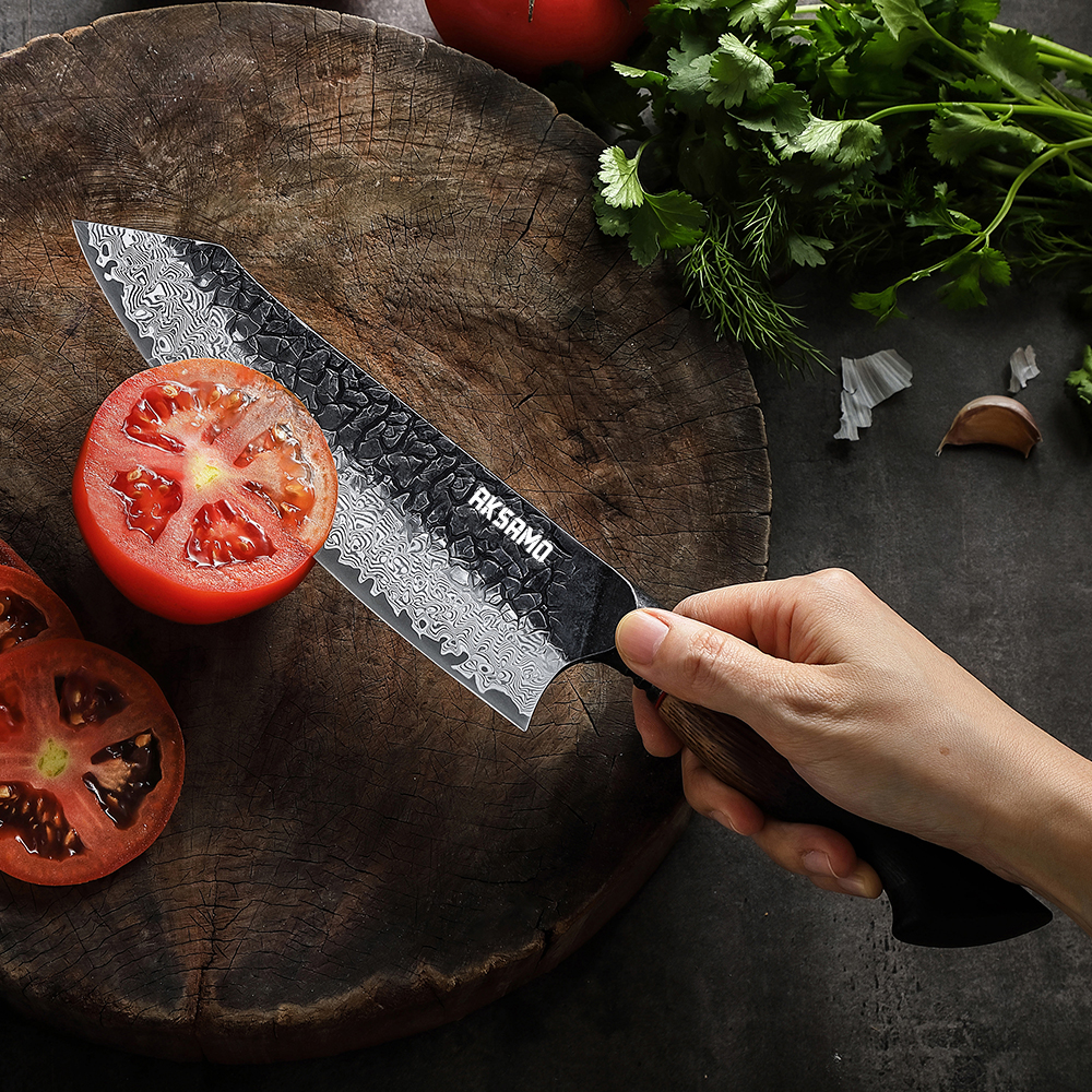 Cuțit Santoku Profesional AKSAMO 7.5"– Damascus 67 Straturi, Lamă Forjată, Mâner din Stejar Alb Ars, Inserții G10 Roșii, Finisaj Negru Titan Stone-Wash [4]